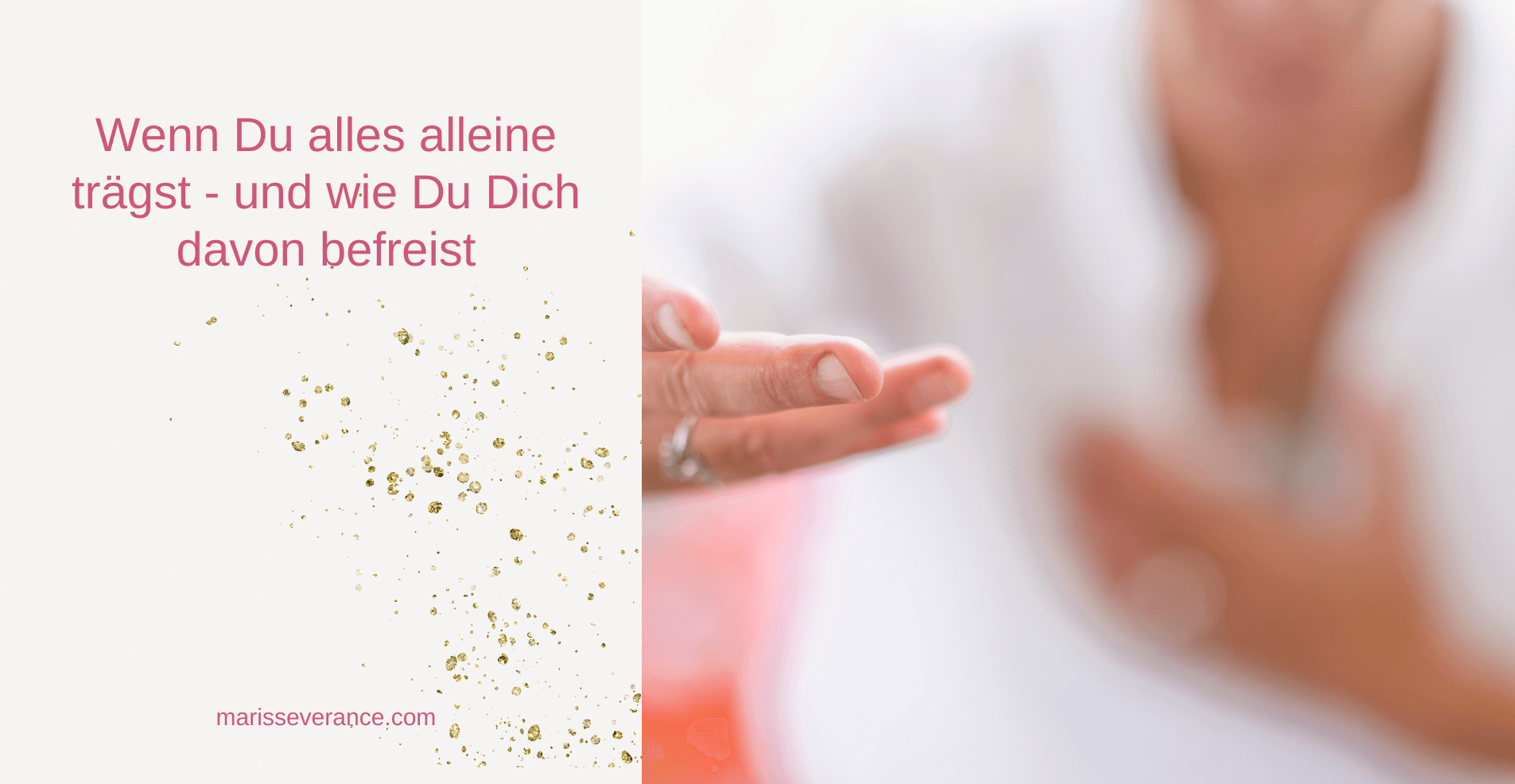 "Nahaufnahme einer Frau, die eine Hand auf dem Herzen hat und mit der anderen ruhig gestikuliert – Symbol für intuitive, verkörperte Führung im Business-Alltag"